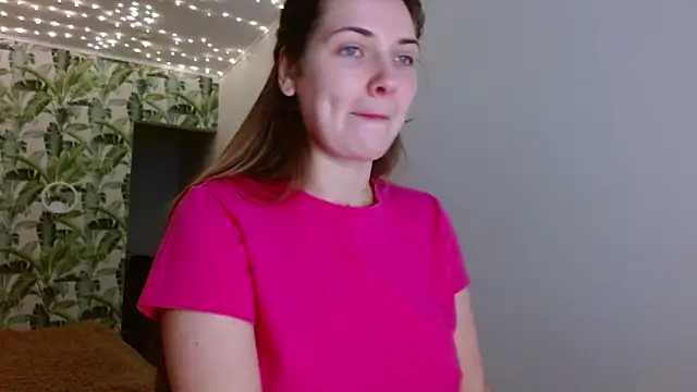 Snapshot of Olivia_shine chatting on January 7, 2025, 5:33 am Olivia shine online show from January 7, 2025, 5:33 am