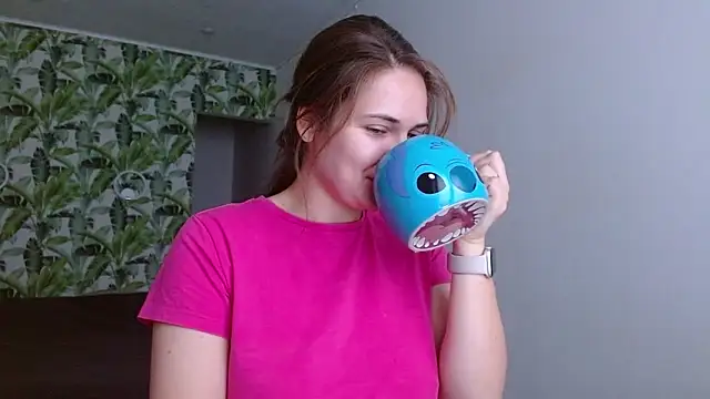 Snapshot of Olivia_shine chatting on November 12, 2025, 5:30 am Olivia shine online show from November 12, 2025, 5:30 am