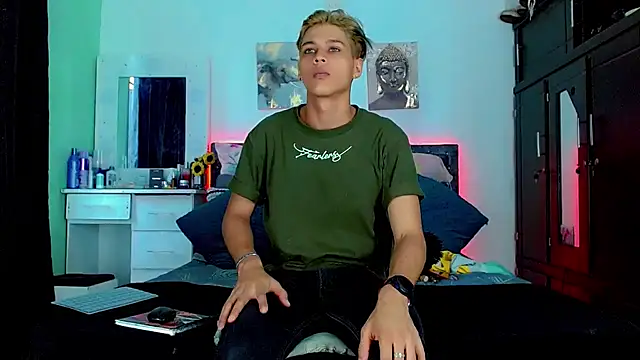 Liamscott  online show from September 14, 2025, 8:19 pm