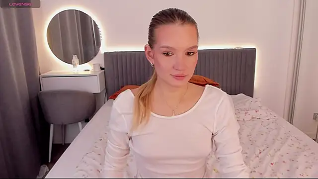 CassieRayss online show from October 6, 2025, 2:47 pm