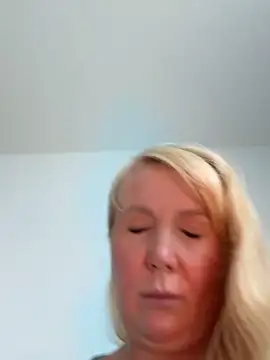 EmmaInLove23 online show from October 4, 2025, 8:01 am