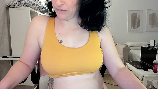Snapshot of emmita69_ chatting on March 6, 2025, 7:10 pm emmita69 online show from March 6, 2025, 7:10 pm