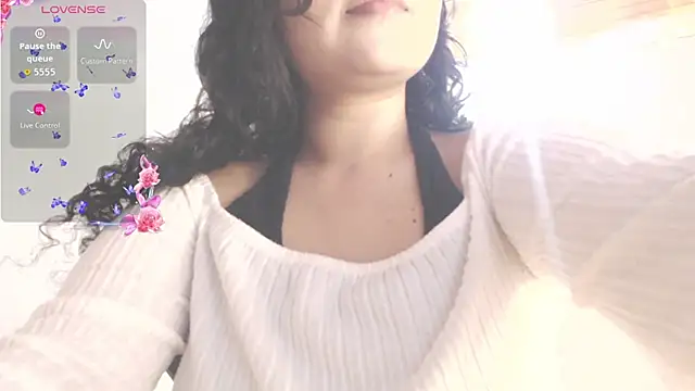 Snapshot of Amara18_ chatting on December 18, 2025, 2:28 am Amara18 online show from December 18, 2025, 2:28 am