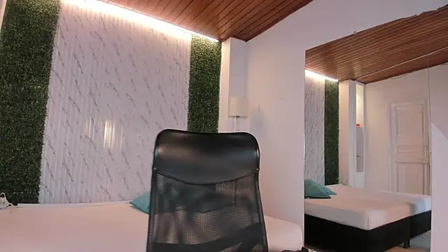 carina rossi online show from November 18, 2025, 1:04 pm