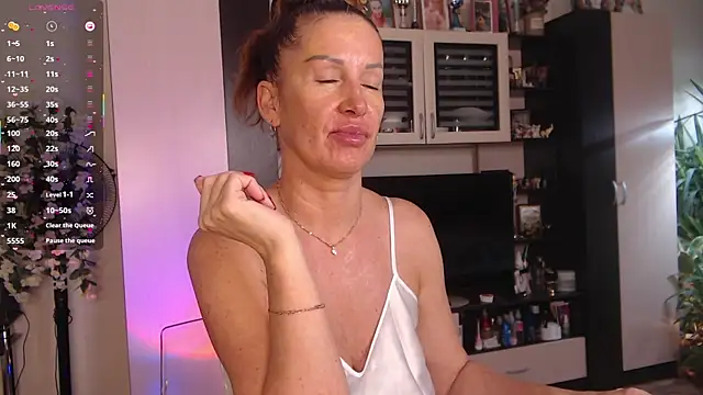 Snapshot of SheilaRyan chatting on November 18, 2025, 5:34 am SheilaRyan online show from November 18, 2025, 5:34 am