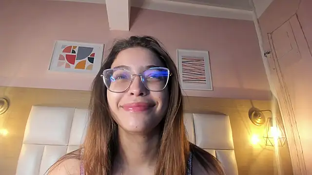 Snapshot of Dollar-girl chatting on December 31, 2024, 12:25 pm Dollar-girl online show from December 31, 2024, 12:25 pm