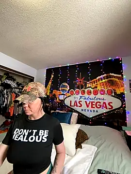 Snapshot of SidneyRaee chatting on December 2, 2024, 5:04 pm SidneyRaee online show from December 2, 2024, 5:04 pm