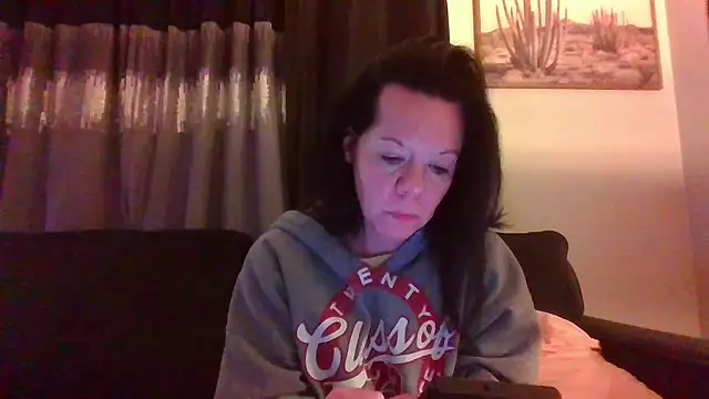 Snapshot of SidneyRaee chatting on December 8, 2024, 1:35 am SidneyRaee online show from December 8, 2024, 1:35 am