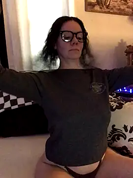 SidneyRaee online show from December 3, 2025, 4:16 pm