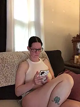 SidneyRaee online show from May 21, 2026, 3:52 pm