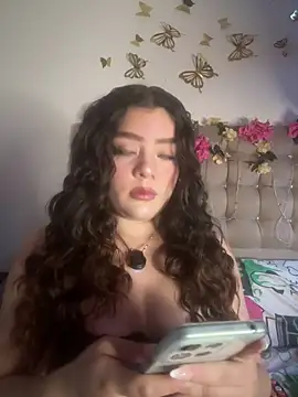 Jullieetta online show from May 28, 2026, 12:02 pm