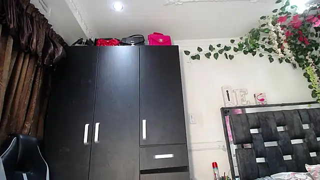 Snapshot of emma_hoot1 chatting on December 14, 2024, 12:22 am emma hoot1 online show from December 14, 2024, 12:22 am