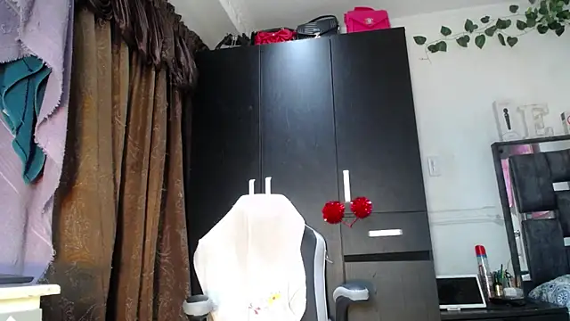 Snapshot of emma_hoot1 chatting on December 14, 2024, 3:29 am emma hoot1 online show from December 14, 2024, 3:29 am