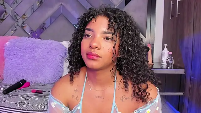 Snapshot of Iris_hott1 chatting on December 12, 2024, 1:10 am Iris hott1 online show from December 12, 2024, 1:10 am