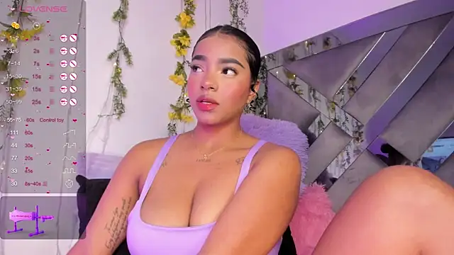 Snapshot of Iris_hott1 chatting on February 11, 2025, 8:10 pm Iris hott1 online show from February 11, 2025, 8:10 pm