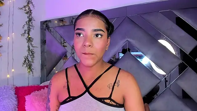 Snapshot of Iris_hott1 chatting on February 27, 2025, 1:38 am Iris hott1 online show from February 27, 2025, 1:38 am