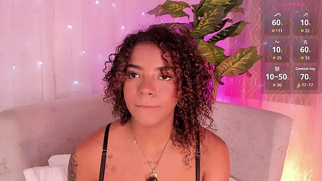 Snapshot of Iris_hott1 chatting on September 23, 2025, 2:36 am Iris hott1 online show from September 23, 2025, 2:36 am