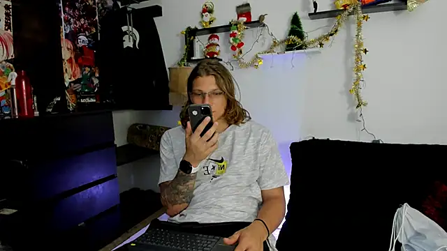 Snapshot of Tom_Krakow chatting on December 19, 2024, 8:02 pm Tom Krakow online show from December 19, 2024, 8:02 pm