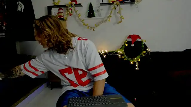 Snapshot of Tom_Krakow chatting on December 27, 2024, 7:14 pm Tom Krakow online show from December 27, 2024, 7:14 pm