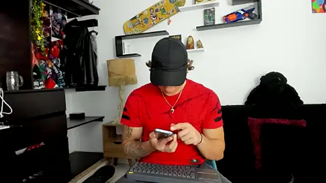 Snapshot of Tom_Krakow chatting on February 25, 2025, 8:51 pm Tom Krakow online show from February 25, 2025, 8:51 pm