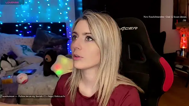 Lisaonthemoon online show from April 22, 2026, 5:14 pm