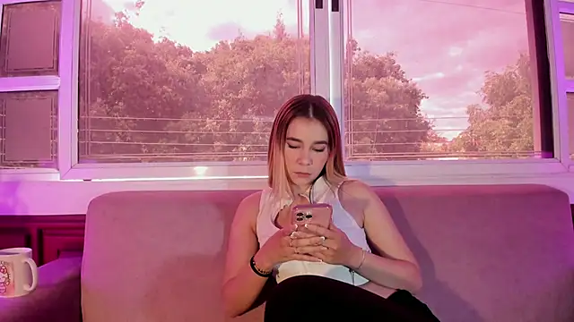 Lezy  online show from October 1, 2025, 1:50 pm