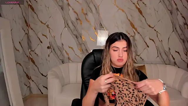 PaulinaSantos  online show from March 3, 2025, 7:17 pm