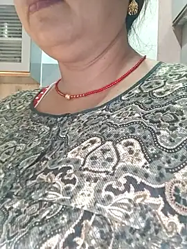 Snapshot of Dianaa9 chatting on November 18, 2025, 2:28 am Dianaa9 online show from November 18, 2025, 2:28 am