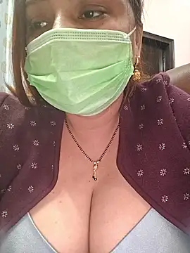 Snapshot of Dianaa9 chatting on November 28, 2025, 8:00 pm Dianaa9 online show from November 28, 2025, 8:00 pm