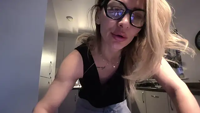 SweetMonicaUK online show from February 6, 2026, 9:45 am