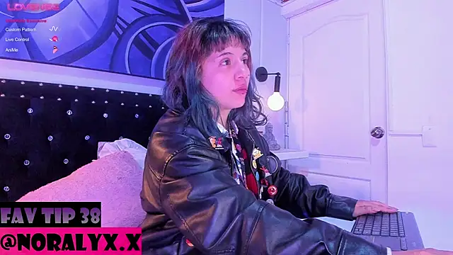 Snapshot of hey_noraly chatting on July 18, 2026, 4:27 am hey noraly online show from July 18, 2026, 4:27 am