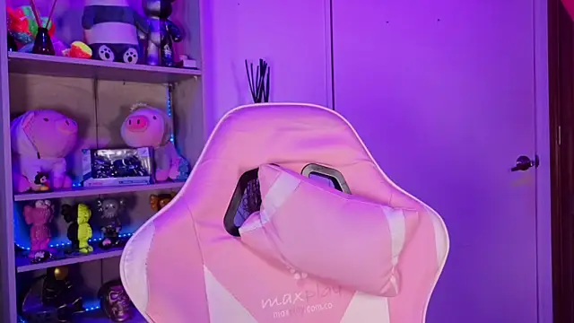 EmilyMiller  online show from April 15, 2026, 3:19 pm