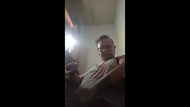 Snapshot of AlanDickson chatting on November 11, 2025, 10:37 am AlanDickson online show from November 11, 2025, 10:37 am