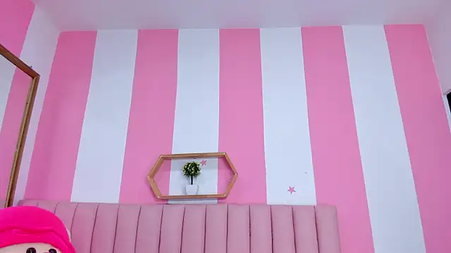 ISABELLA 020 online show from April 22, 2026, 12:18 pm