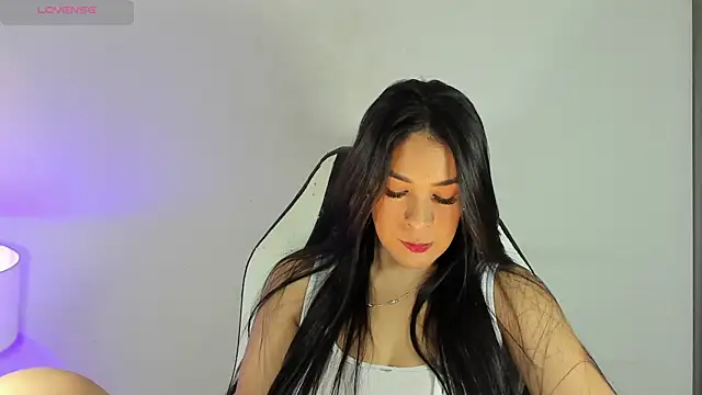 Snapshot of bella_hadid1_ chatting on December 3, 2024, 6:48 am bella hadid1  online show from December 3, 2024, 6:48 am