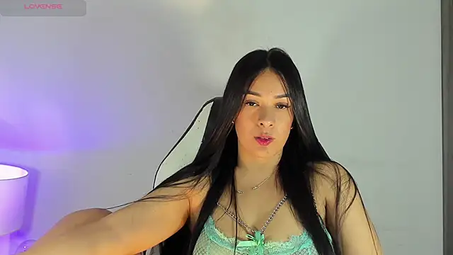 Snapshot of bella_hadid1_ chatting on December 5, 2024, 5:37 am bella hadid1  online show from December 5, 2024, 5:37 am