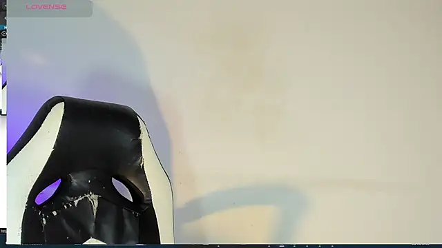 Snapshot of bella_hadid1_ chatting on February 22, 2025, 10:09 pm bella hadid1  online show from February 22, 2025, 10:09 pm