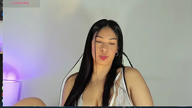 Snapshot of bella_hadid1_ chatting on February 24, 2025, 6:26 pm bella hadid1  online show from February 24, 2025, 6:26 pm