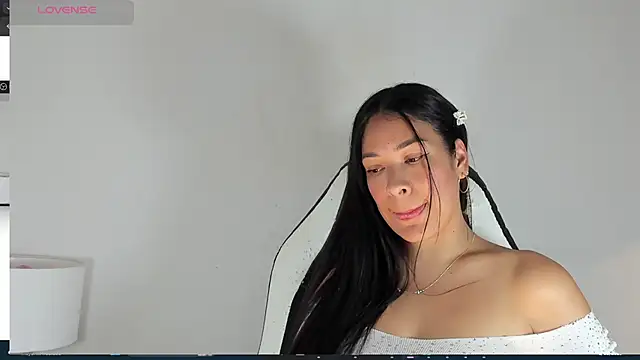 Snapshot of bella_hadid1_ chatting on March 2, 2025, 9:01 pm bella hadid1  online show from March 2, 2025, 9:01 pm