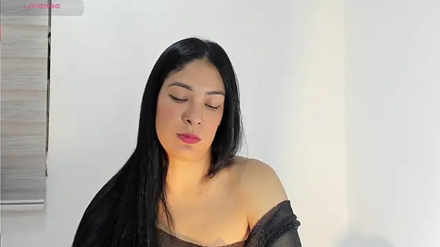 Snapshot of bella_hadid1_ chatting on October 4, 2025, 7:45 pm bella hadid1  online show from October 4, 2025, 7:45 pm