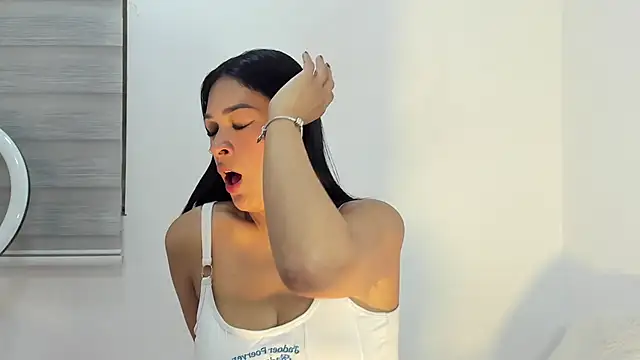 bella hadid1  online show from February 19, 2026, 3:57 am