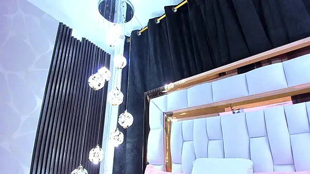 SarayRoyse online show from March 17, 2026, 7:39 pm