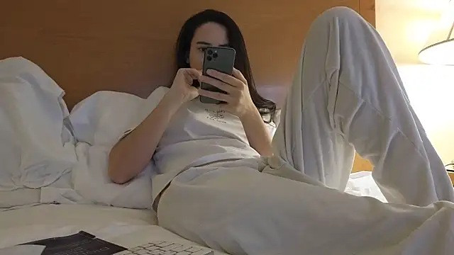 Snapshot of Mr-and-Mrs-Smith chatting on December 8, 2024, 5:55 pm Mr-and-Mrs-Smith online show from December 8, 2024, 5:55 pm