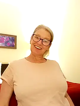 Snapshot of irinamaux chatting on October 18, 2025, 3:35 pm irinamaux online show from October 18, 2025, 3:35 pm