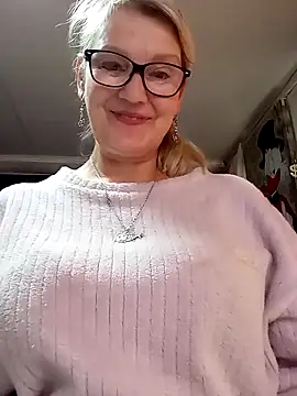 Snapshot of irinamaux chatting on May 8, 2026, 9:36 am irinamaux online show from May 8, 2026, 9:36 am