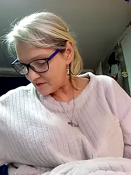 Snapshot of irinamaux chatting on May 10, 2026, 3:33 am irinamaux online show from May 10, 2026, 3:33 am