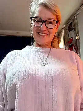 Snapshot of irinamaux chatting on May 16, 2026, 7:05 am irinamaux online show from May 16, 2026, 7:05 am