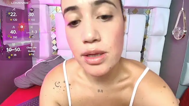 Snapshot of emily_madrid chatting on November 3, 2025, 6:14 am emily madrid online show from November 3, 2025, 6:14 am