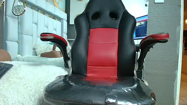 Snapshot of emily_madrid chatting on November 8, 2025, 5:40 am emily madrid online show from November 8, 2025, 5:40 am