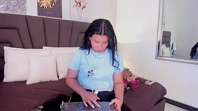 Sofi Perez  online show from February 27, 2025, 11:20 am